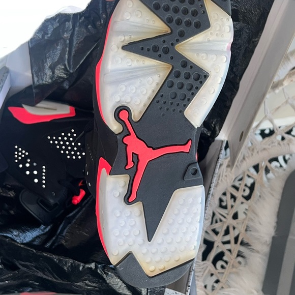 Infrared 6s size 10 brand new. (100% Authentic)